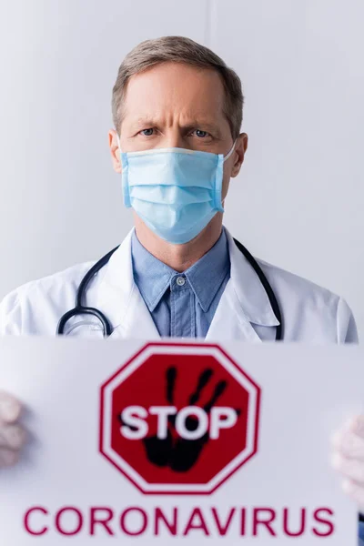 Fokus Selektif Dokter Dewasa Dalam Mantel Putih Dan Masker Medis — Stok Foto