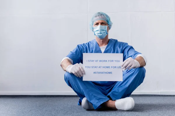 Maturo Medico Maschera Medica Tappo Tenendo Cartello Con Rimango Lavoro — Foto Stock