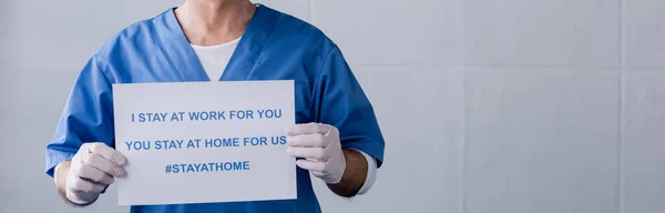 Panoramiczne Ujęcie Dojrzałego Lekarza Trzymającego Plakietkę Pobyt Pracy Dla Ciebie — Zdjęcie stockowe