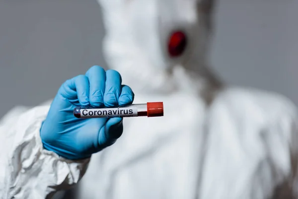 회색에는 코로나 바이러스가 시험관을 잠꾸러기 장갑을 사람의 — 스톡 사진