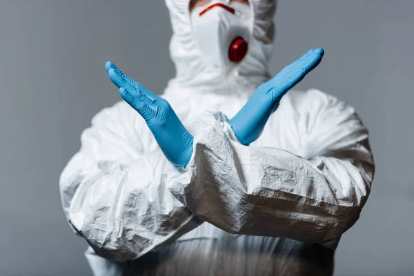 Bijgesneden Zicht Van Volwassen Arts Hazmat Pak Medisch Masker Latex — Stockfoto