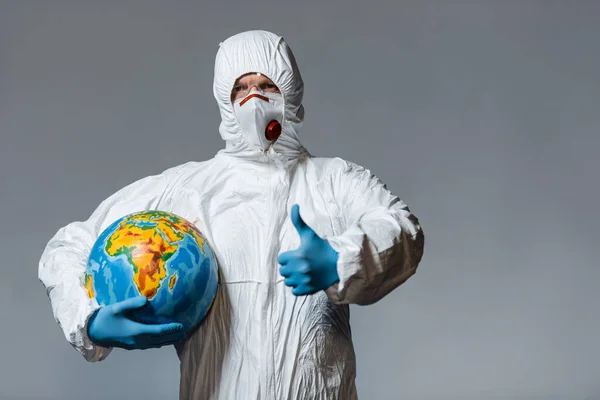 지구를 남자와 의료용 마스크를 — 스톡 사진