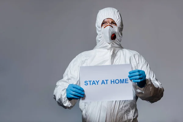 Mogen Läkare Hazmat Kostym Håller Skylt Med Stanna Hemma Bokstäver — Stockfoto