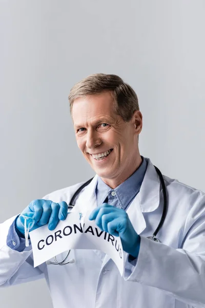 Glad Och Mogen Läkare Latexhandskar Riva Papper Med Coronavirus Bokstäver — Stockfoto
