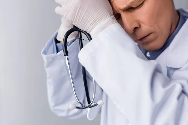 Médico Exausto Maduro Com Olhos Fechados Segurando Estetoscópio Isolado Cinza — Fotografia de Stock