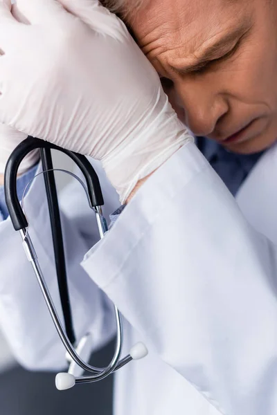 Lelah Dan Dewasa Dokter Dengan Mata Tertutup Memegang Stetoskop — Stok Foto