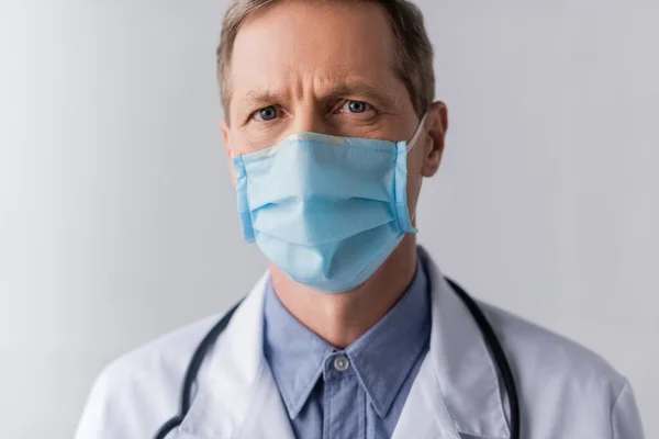 Arzt Mittleren Alters Blauer Medizinischer Maske Auf Grau — Stockfoto