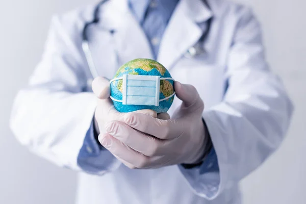 Vista Recortada Médico Mediana Edad Guantes Látex Abrigo Blanco Sosteniendo — Foto de Stock