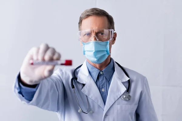 Selektiver Fokus Des Reifen Arztes Medizinischer Maske Reagenzglas Mit Blutprobe — Stockfoto