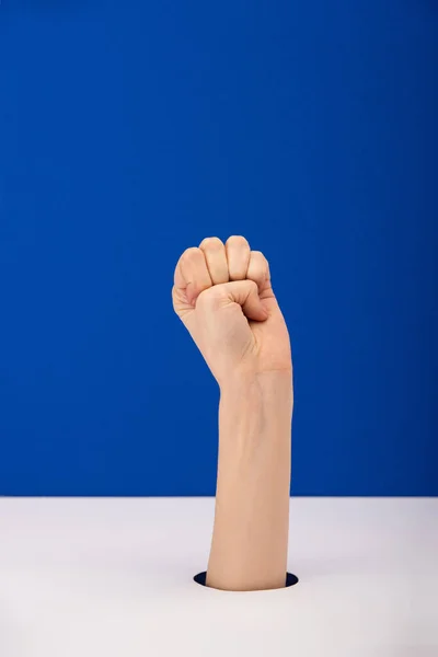 Vista Ritagliata Donna Con Pugno Serrato Isolato Blu — Foto Stock