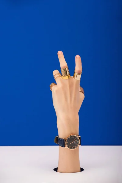 Vista Recortada Mujer Con Reloj Pulsera Anillos Oro Aislados Azul — Foto de Stock