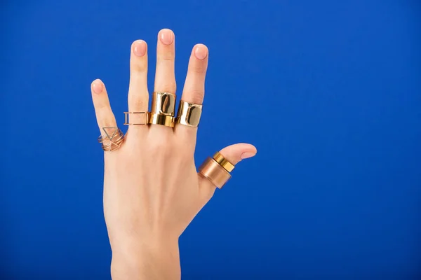 Przycięty Widok Kobiety Pierścieniami Dłoni Odizolowany Niebiesko — Zdjęcie stockowe