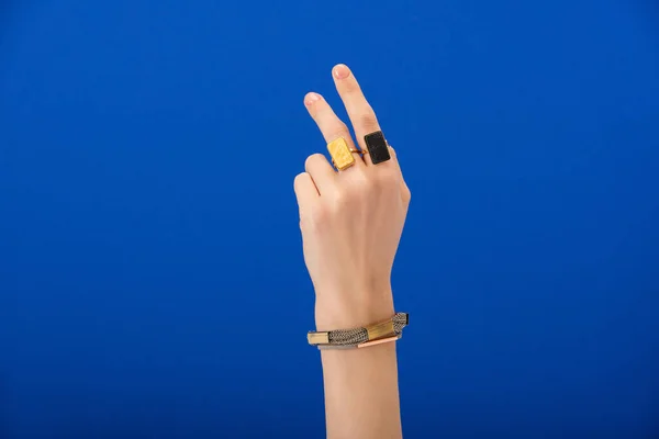 带着手镯和蓝色戒指的女人的剪影 — 图库照片
