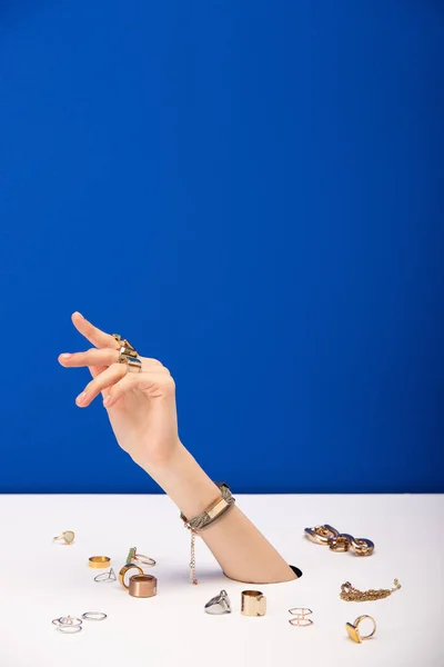 Bijgesneden Weergave Van Vrouw Met Armband Bij Hand Buurt Gouden — Stockfoto