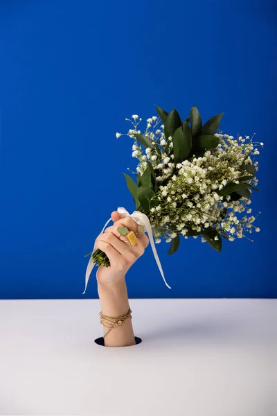 Vista Ritagliata Della Donna Con Braccialetto Che Tiene Bouquet Piccoli — Foto Stock