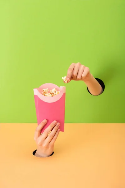 Vágott Kilátás Gazdaság Csokor Popcorn Zöld Narancssárga — Stock Fotó