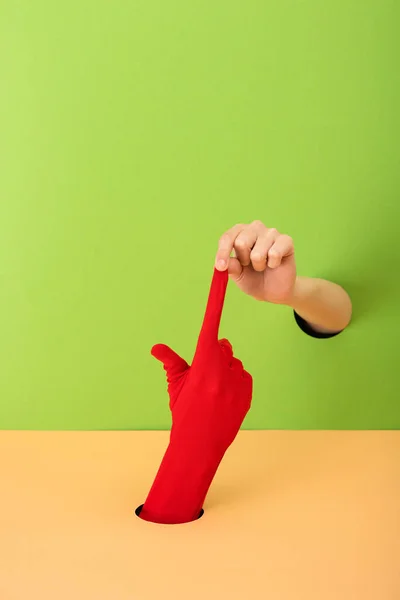 Ausgeschnittene Ansicht Einer Frau Die Einen Roten Handschuh Auf Orange — Stockfoto