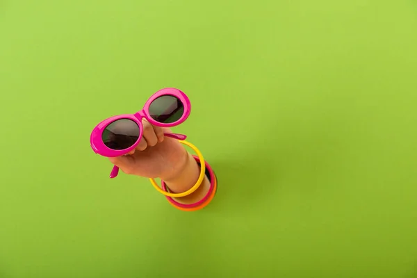 Vista Recortada Mujer Sosteniendo Gafas Sol Color Rosa Verde —  Fotos de Stock