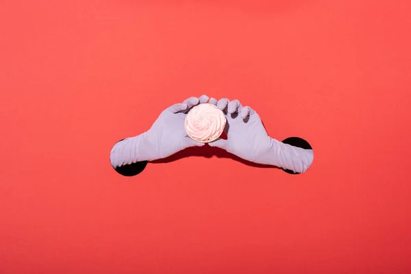 Beskärd Över Kvinnan Handskar Som Håller Välsmakande Dessert Rött — Stockfoto