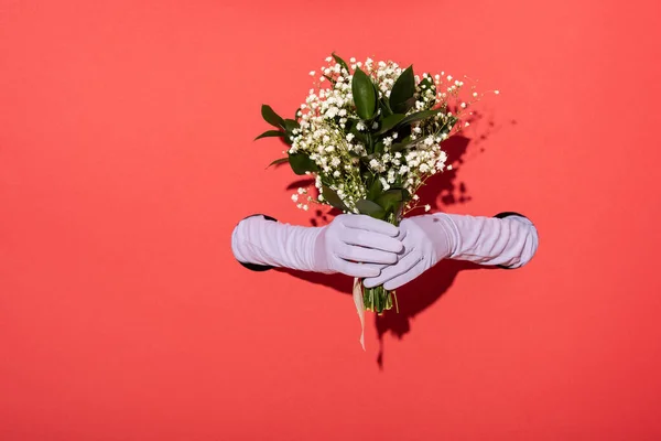 Beskärd Över Kvinnan Handskar Med Vita Vårblommor Rött — Stockfoto