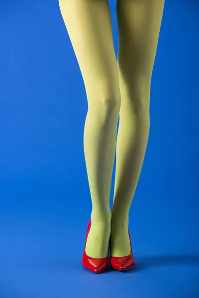 Vista Recortada Del Modelo Medias Verdes Pie Sobre Azul —  Fotos de Stock