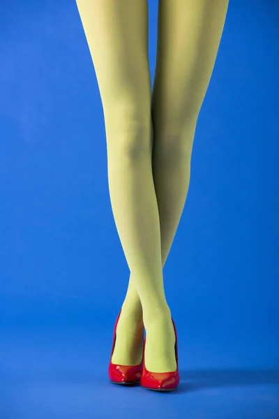 Cropped View Trendy Woman Green Tights Red Heels Posing Blue — Stock Photo, Image
