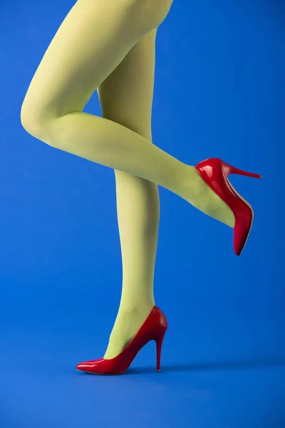 Обрізаний Вид Модну Модель Зелених Колготках Підборах Позує Синьому — стокове фото