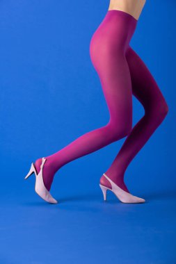Mor taytlı ve mavi ayakkabılı modelin kırpılmış görüntüsü