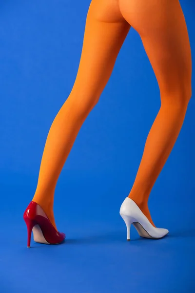 Beskärd Över Fashionabla Modell Orange Tights Vita Och Röda Klackar — Stockfoto