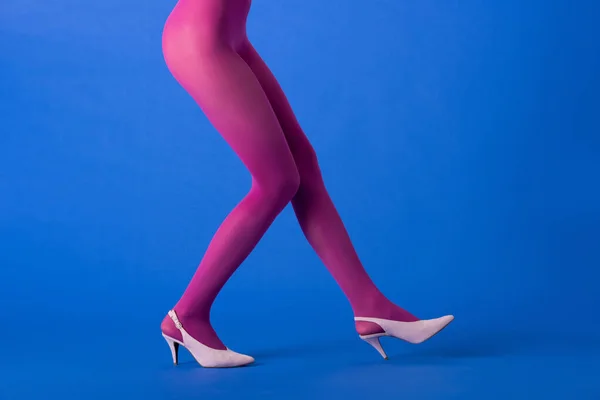 Обрізаний Вид Моделі Яскраво Фіолетових Колготках Взутті Позує Синьому — стокове фото