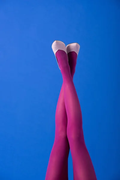 Cropped View Model Purple Tights Shoes Crossed Legs Blue — Stock Photo, Image