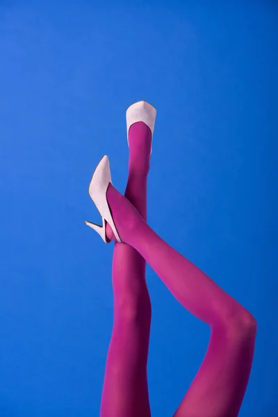 Vista Recortada Mujer Medias Color Púrpura Brillante Calzado Posando Azul — Foto de Stock