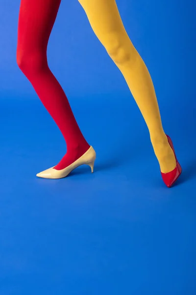 Bijgesneden Weergave Van Vrouw Gele Rode Panty Schoenen Poseren Blauw — Stockfoto