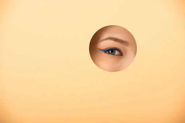 Cropped View Woman Looking Camera Hole Orange — Stock Photo, Image