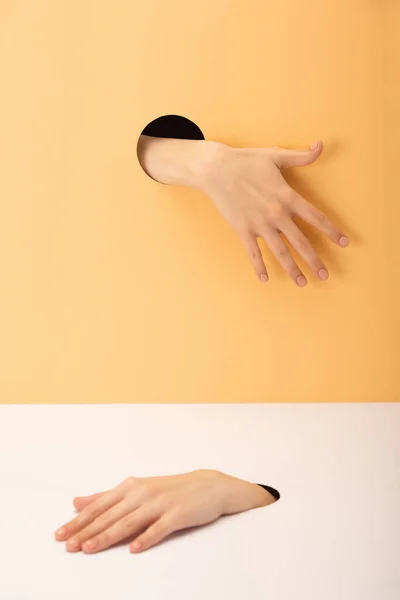 Обрезанный Вид Отверстий Руками Женщины Белом Оранжевом — стоковое фото