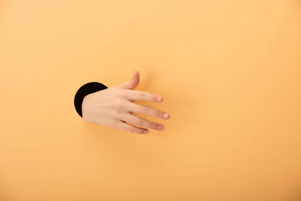 Vista Recortada Del Agujero Con Mano Mujer Haciendo Gesto Naranja —  Fotos de Stock