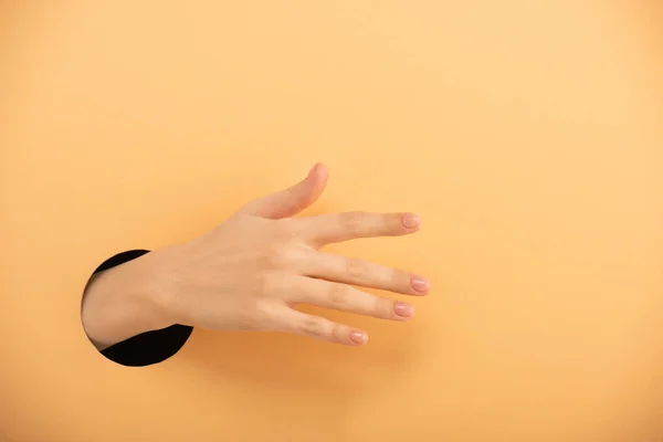 Обрезанный Вид Дыры Рукой Женщины Жестикулирующей Апельсине — стоковое фото