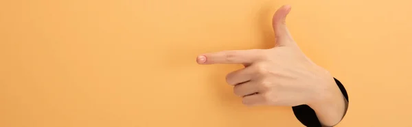 Panoramisch Shot Van Vrouw Wijzend Met Vinger Oranje — Stockfoto