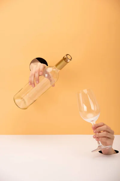 Ausgeschnittene Ansicht Einer Frau Mit Flasche Und Glas Auf Orange — Stockfoto