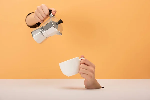 Vista Cortada Mulher Segurando Panela Café Perto Xícara Laranja Branco — Fotografia de Stock