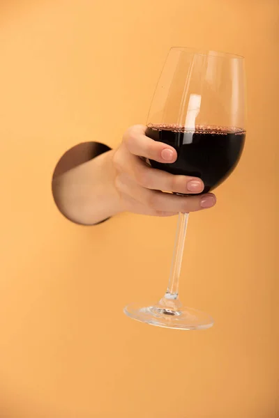 Vista Ritagliata Della Donna Che Tiene Bicchiere Vino Rosso Sull — Foto Stock