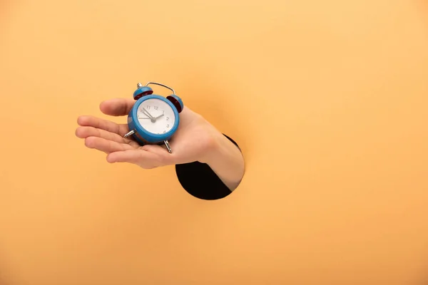 Vista Recortada Mujer Sosteniendo Pequeño Reloj Despertador Naranja — Foto de Stock