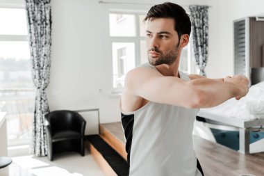 Evde çalışan yakışıklı sakallı adam. 