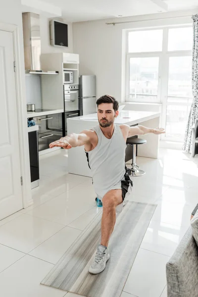 Spor Kıyafetli Bir Adam Evde Spor Paspası Üzerinde Antrenman Yaparken — Stok fotoğraf