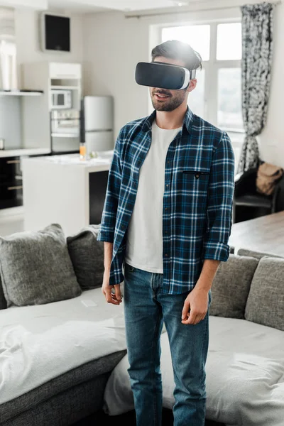 Hombre Con Camisa Cuadros Usando Auriculares Realidad Virtual Cerca Sofá — Foto de Stock