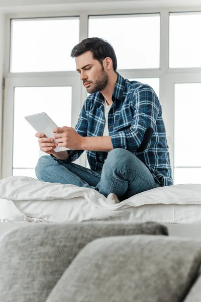 Foco Seletivo Homem Usando Tablet Digital Enquanto Sentado Cama Perto — Fotografia de Stock