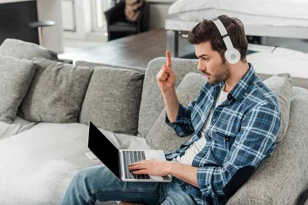 Freelancer Headphones Having Idea Using Laptop Sofa Home — Stock Photo, Image