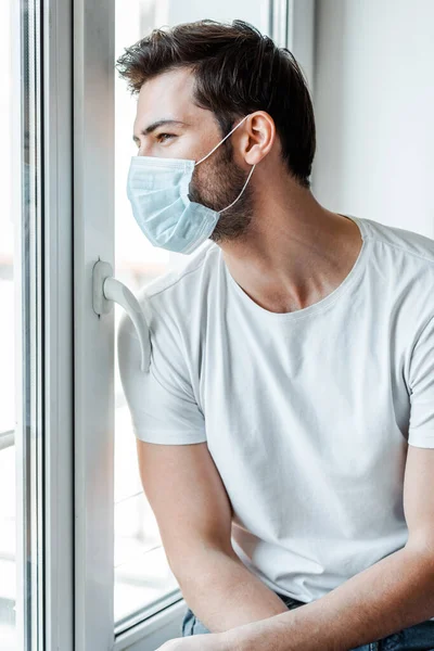 Homem Máscara Médica Olhando Para Janela Casa — Fotografia de Stock