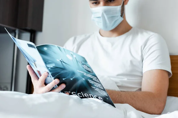 Enfoque Selectivo Del Hombre Máscara Médica Lectura Revista Ciencias Cama — Foto de Stock