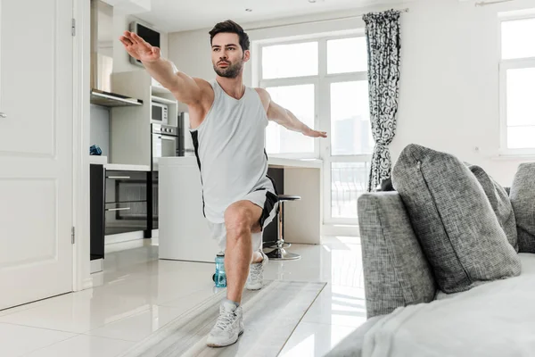 Hombre Guapo Ropa Deportiva Haciendo Saltos Mientras Entrena Casa — Foto de Stock